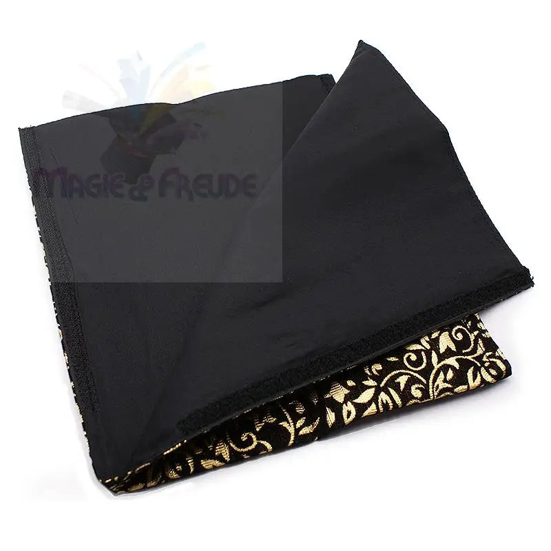 Schwarz und gold gemusterte Stofftasche.