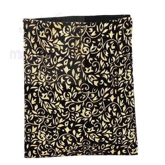 Ein schwarzer Stoff mit einem verschlungenen Muster aus Blattgold und Ranken.
