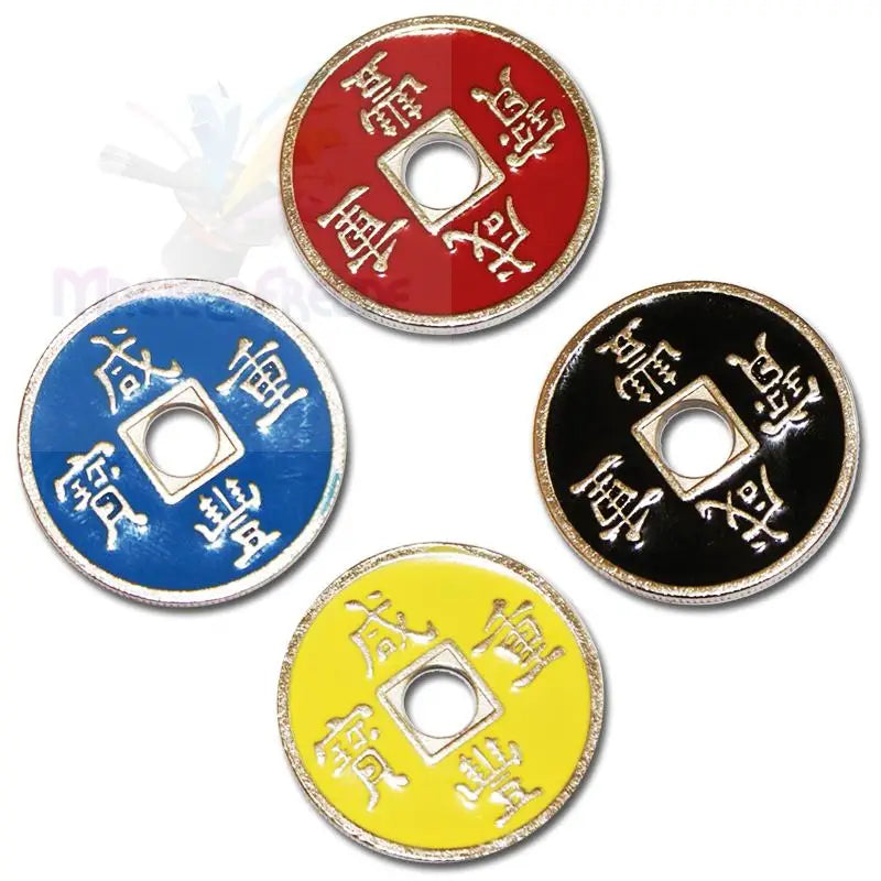 Vier bunte Glücksmünzen im chinesischen Stil mit einem quadratischen Loch in der Mitte.