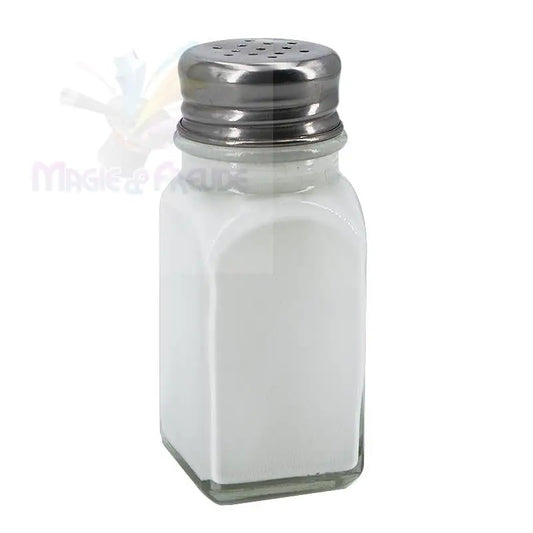 Ein quadratischer Salzstreuer aus Glas mit einem silbernen Metalldeckel.