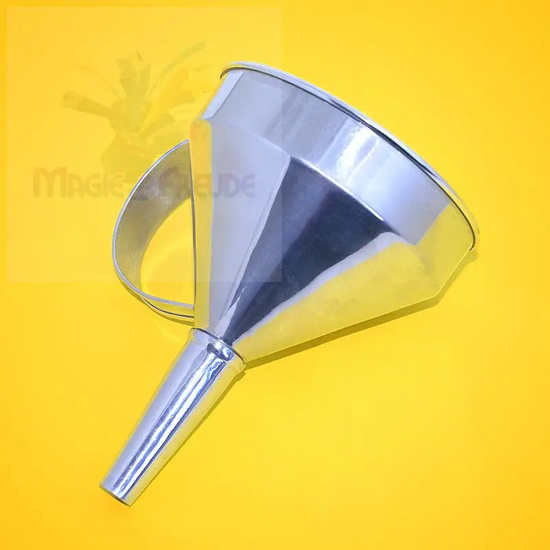 Glänzender Metalltrichter mit Henkel.