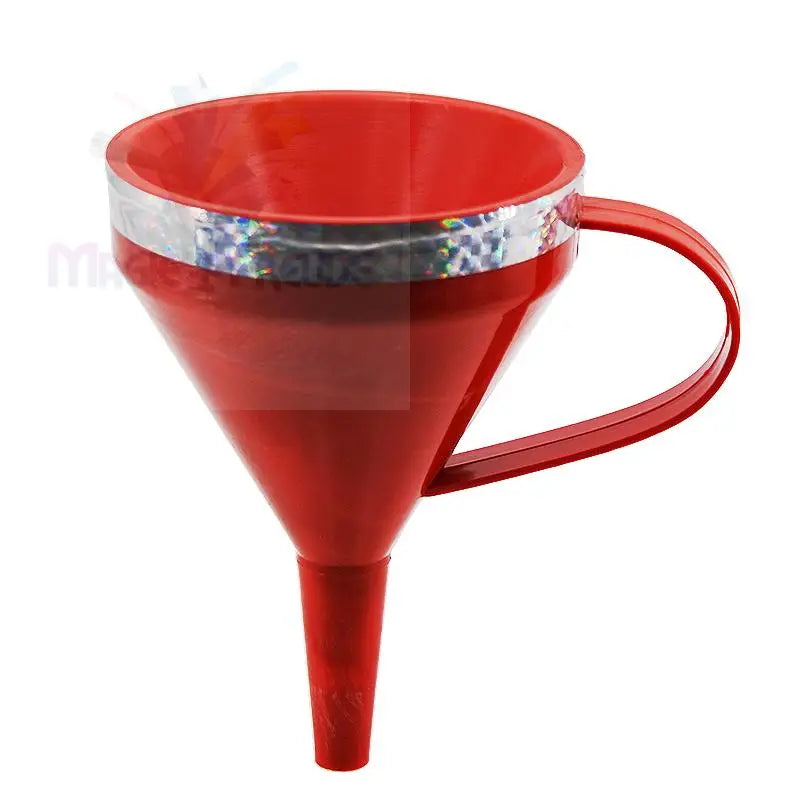 Ein roter Kunststofftrichter mit einem silbernen holografischen Band am Rand und einem seitlichen Griff.