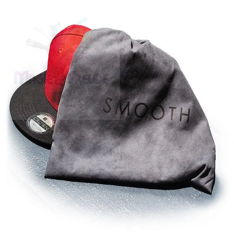 Eine rot-schwarze Baseballmütze mit einer grauen Kordeltasche.