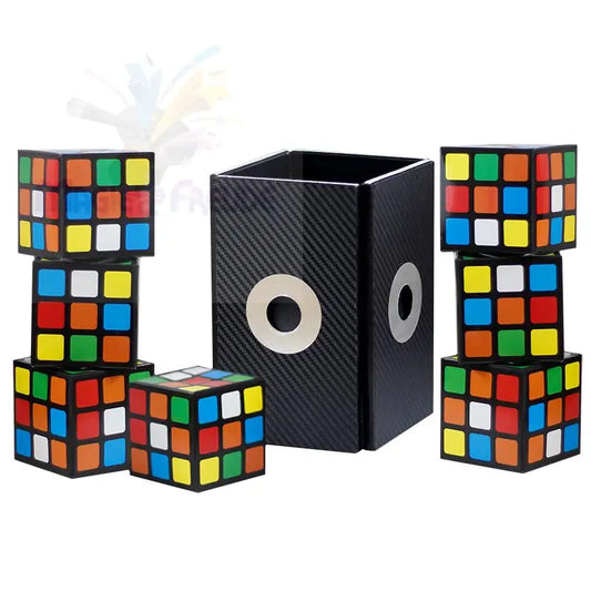 Ein Satz Aufbewahrungsboxen in Form eines Rubik’s Cube.