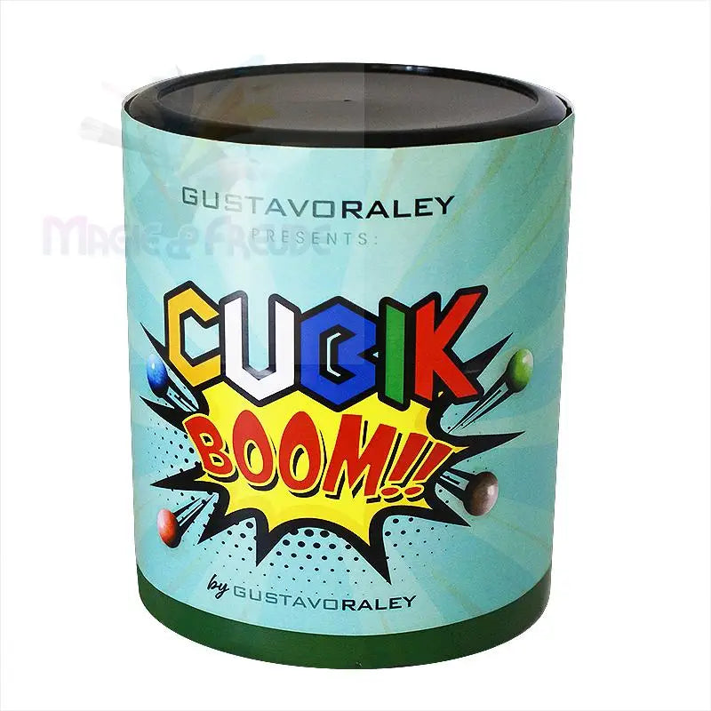 Ein hellblauer zylindrischer Behälter mit einer bunten ’CUBIK BOOM!!!’-Grafik.