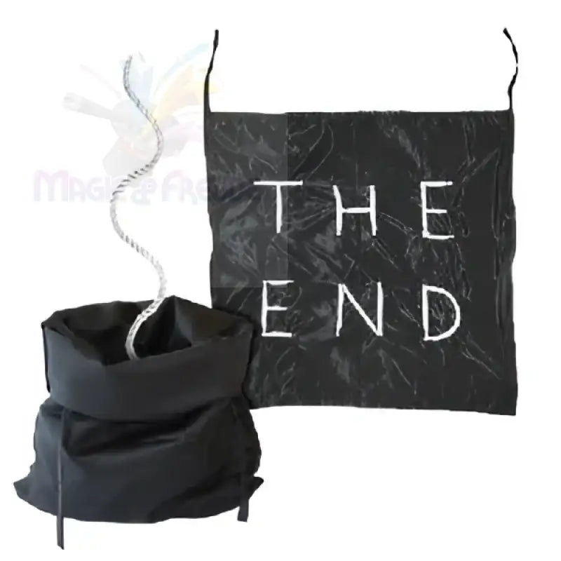 Eine schwarze, faltbare Stofftasche mit einem Seilgriff, begleitet von einem passenden schwarzen Stoffbanner mit der Aufschrift ’THE END’.