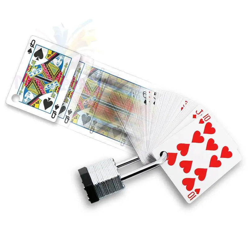 Ein mit einem Vorhängeschloss gesicherter Spielkartensatz mit einer Pik-Dame an einem Ende und einer Herz-Zehn am anderen Ende.