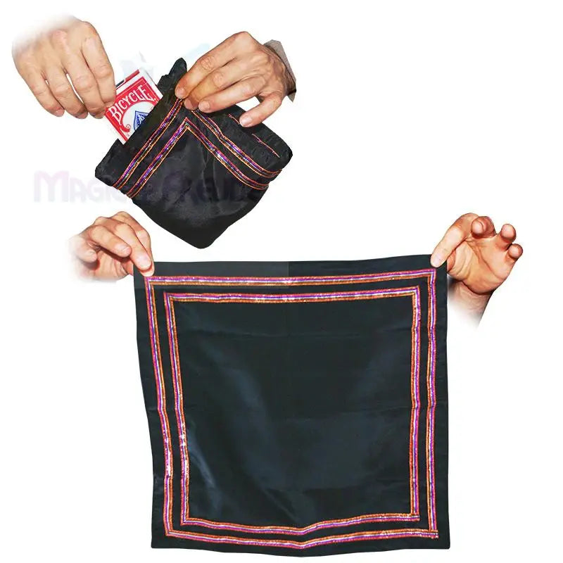 Eine schwarze Zauberertasche und ein passendes Taschentuch mit verzierten Rändern.