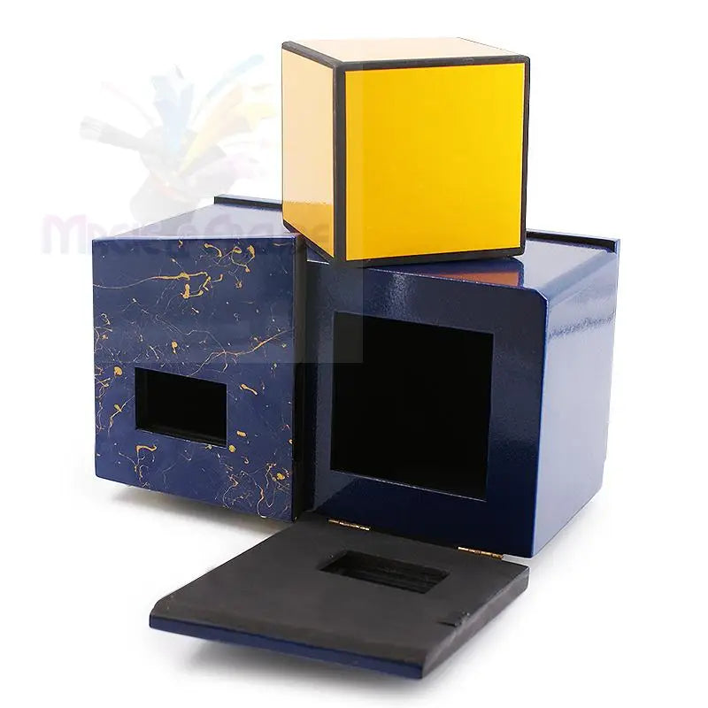 Ein zerlegter Zaubertrickkasten mit einem gelben Würfel.