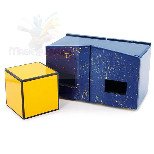 Ein gelber Würfel und ein zweiteiliges, blau und gold gesprenkeltes Objekt mit Ausschnitten.