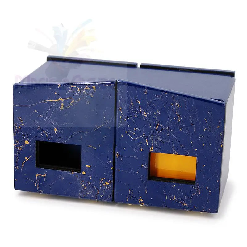 Ein rechteckiger, dunkelblauer Schreibtisch-Organizer mit zwei Fächern, goldenen Akzenten und offenen rechteckigen Ausschnitten auf der Vorderseite jedes Fachs.