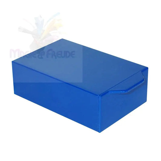 Eine rechteckige blaue Aufbewahrungsbox mit einem integrierten Griff an einem Ende.