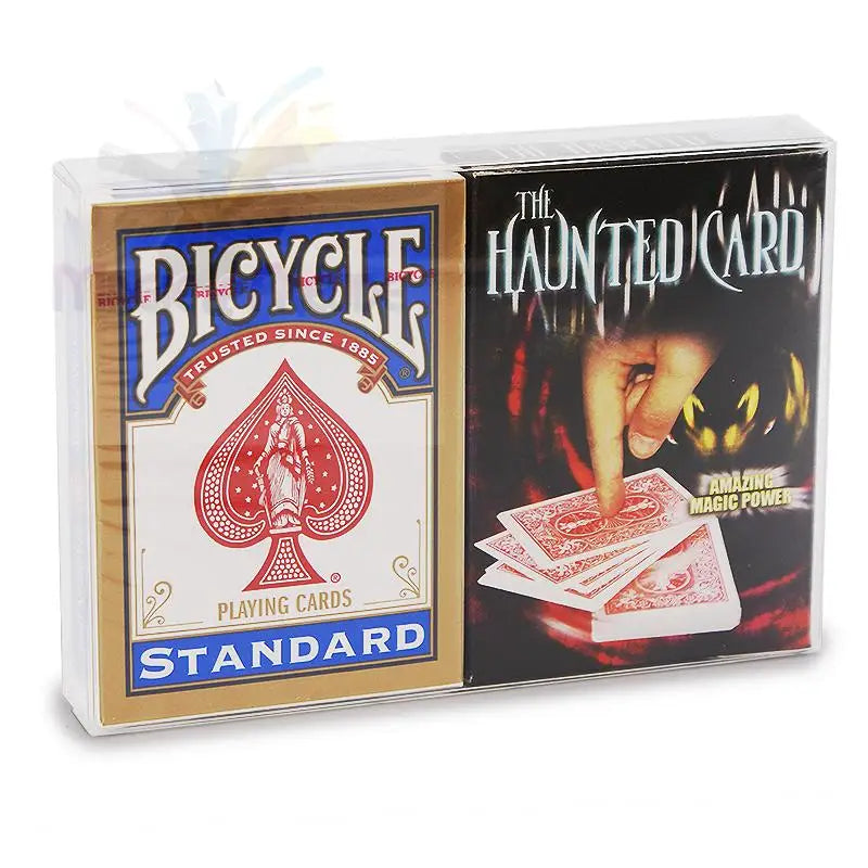 Zwei Spielkartensätze, ein Standardspiel von Bicycle und ein Zaubertrick ’The Haunted Card’, zusammen verpackt.