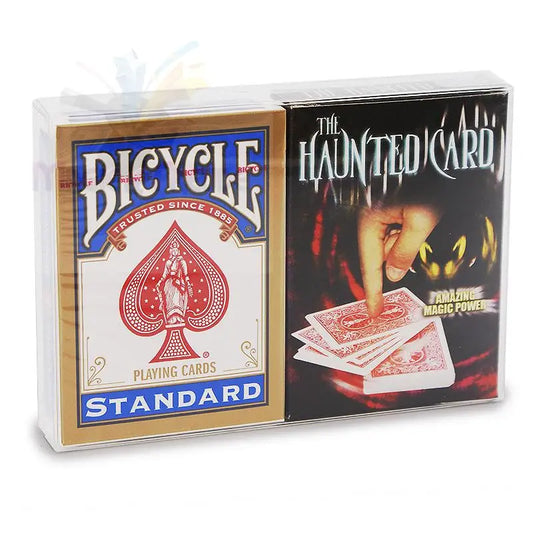 Zwei Spielkartensätze, ein Standardspiel von Bicycle und ein Zaubertrick ’The Haunted Card’, zusammen verpackt.