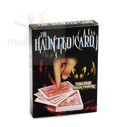 Ein verpacktes Zaubertrickset mit einer Hand, die Spielkarten manipuliert, vor einem gespenstischen Hintergrund.