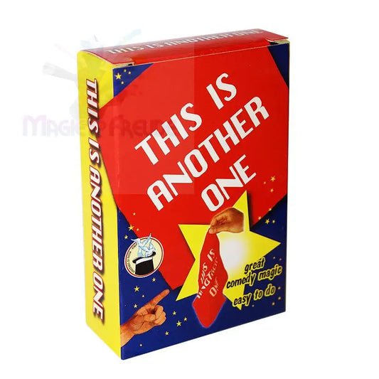 Rote und blaue Zauberkiste mit der Abbildung einer Hand, die ein rotes Tuch hält, und der Aufschrift ’THIS IS ANOTHER ONE’.