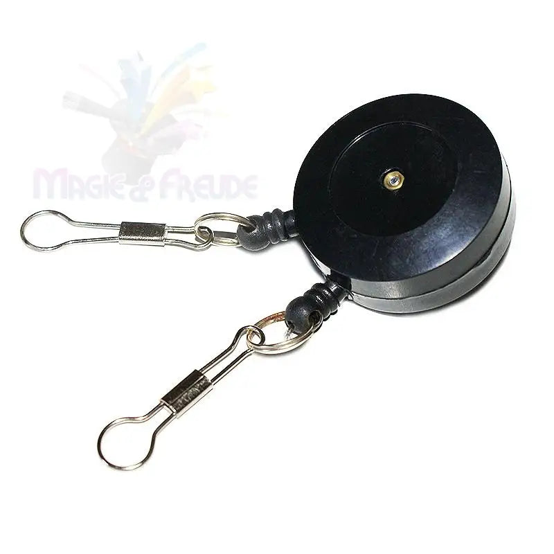 Schwarzer einziehbarer Schlüsselanhänger mit zwei Clipbefestigungen.