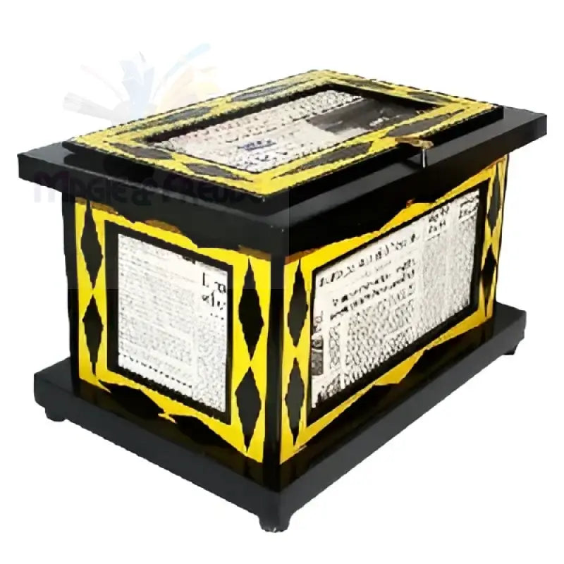 Schwarz-gelbe Holzkiste mit Zeitungsausschnitten und einem durchsichtigen Deckel.