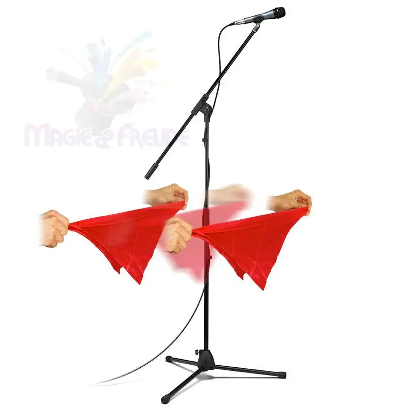 Ein schwarzer Mikrofonständer mit Auslegerarm, an dem ein Mikrofon befestigt ist und zwei Hände rote Tücher halten, die durch den Ständer zu gehen scheinen.