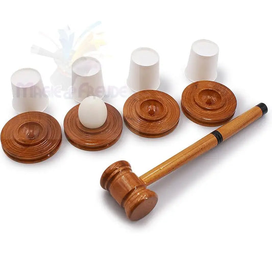 Ein hölzernes Krocket-Set mit einem Schläger, vier Grundscheiben, einem Ball und vier Pappbechern.