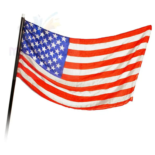 Eine wehende amerikanische Flagge an einem Mast.
