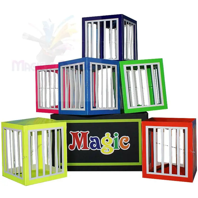 Ein Set aus bunten, zusammenklappbaren Zauberkäfigen mit einer Aufbewahrungsbox ’Magic’.