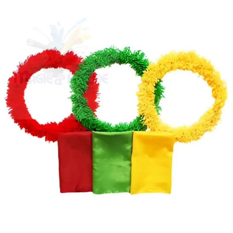 Drei bunte, flauschige, reifenförmige Ziergirlanden mit passenden Stoffbeuteln.