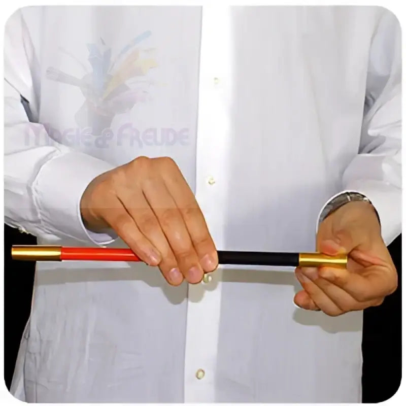 Zwei schlanke, zylindrische Zauberstäbe mit goldenen Metallspitzen.