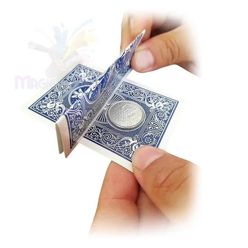 Eine neuartige Spielkarte mit einer eingebetteten Münze, die von den Händen gehalten wird.