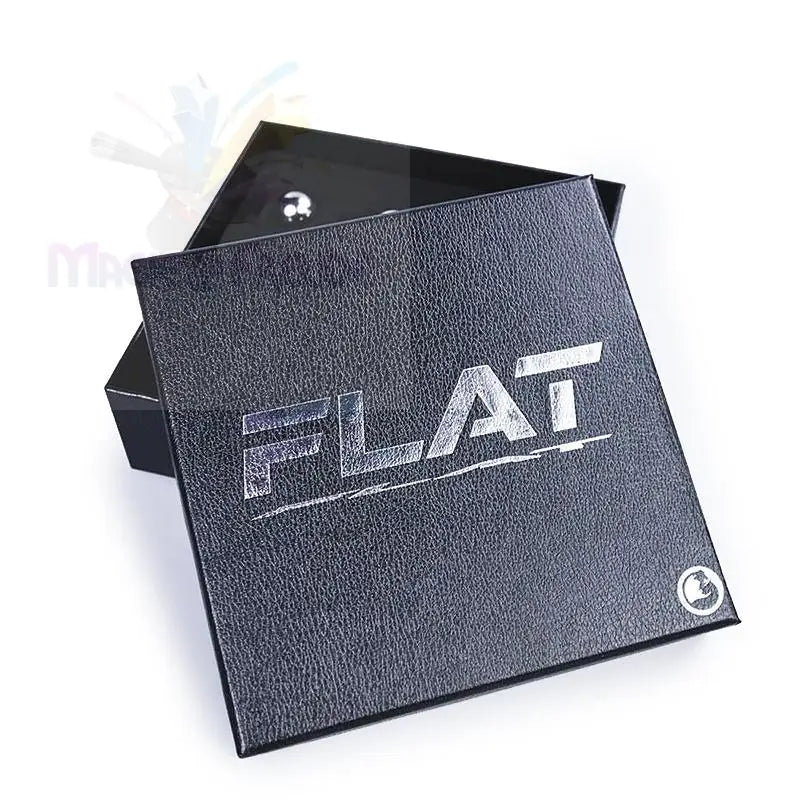 Eine schwarze, strukturierte Schachtel mit silbernem FLAT-Logo.