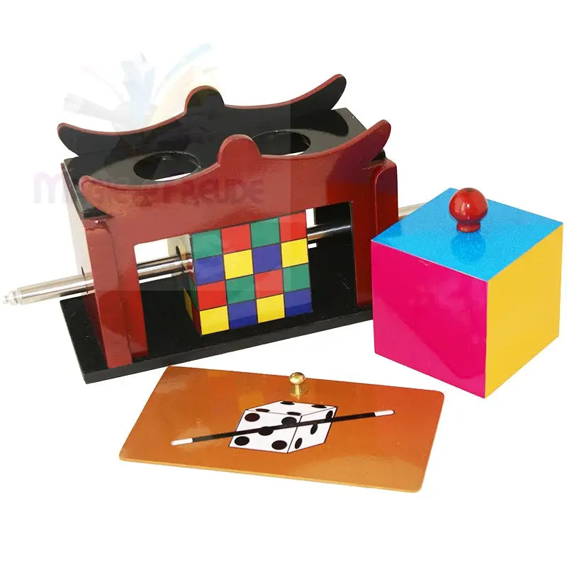 Ein Zaubertrickset mit einem farbenfrohen Würfel, einer Schachtel und einem Ständer mit einer karierten Platte.