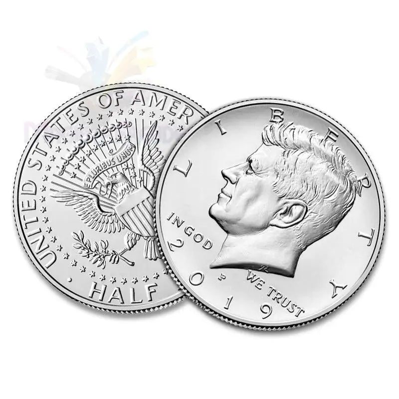 Zwei silberne Kennedy-Halbdollar, einer mit der Vorderseite und der andere mit der Rückseite.