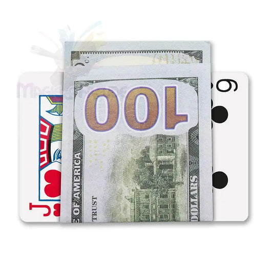 Ein Stapel Papiergeld, der zwischen zwei Spielkarten liegt.
