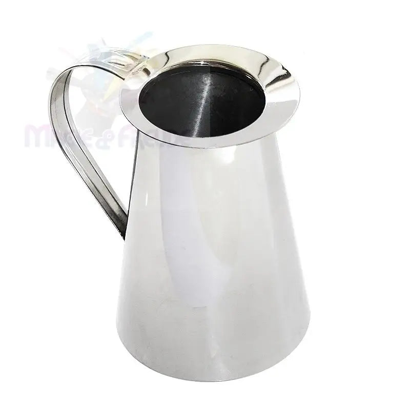 Ein Wasserkrug aus poliertem Edelstahl mit einem konisch zulaufenden Körper und einem breiten Griff.