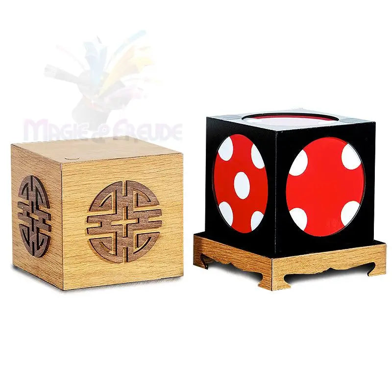 Zwei dekorative Holzkisten, eine aus Naturholz mit geschnitzten Symbolen, die andere aus schwarzem Holz mit roten und weißen Punkten.