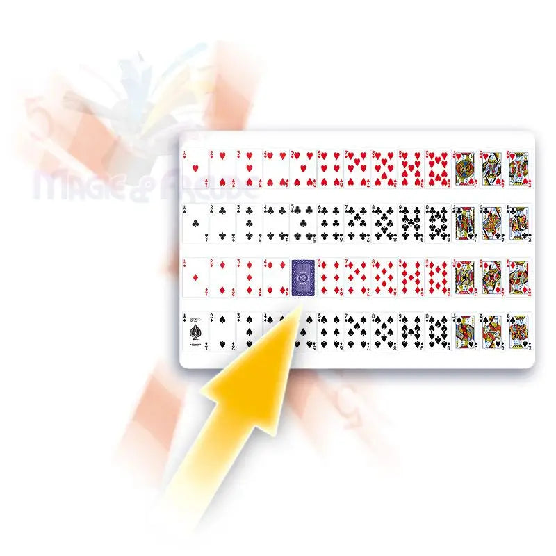 Ein Kartenspiel oder Puzzle, das auf einer weißen Fläche ausgelegt ist und mehrere Reihen von Spielkarten mit verschiedenen Farben und Rängen sowie einen auffälligen gelben Pfeil, der auf eine der Karten zeigt, enthält.