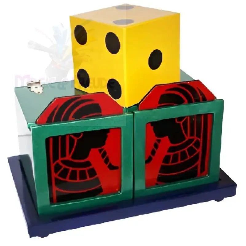 Ein gelber Würfel auf zwei grünen und roten Feldern mit Figuren im ägyptischen Stil.