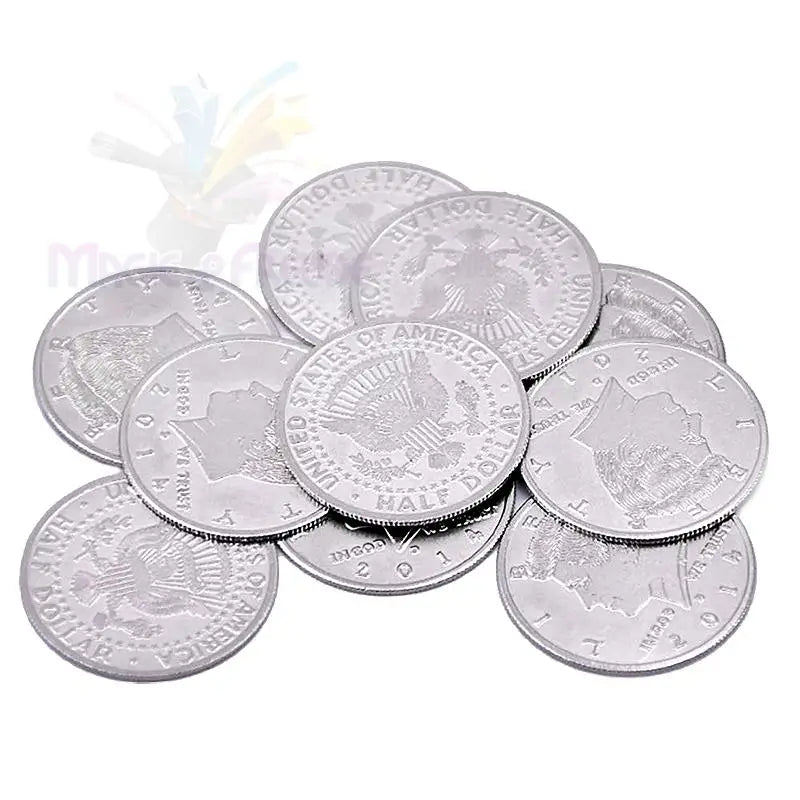 Ein Stapel silberfarbener Halbdollarmünzen.