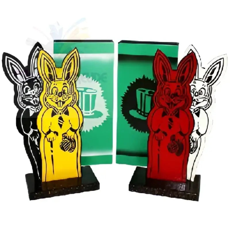 Zwei Sets mit farbenfrohen Kaninchen-Zauberrequisiten im Zylinderhut-Design.