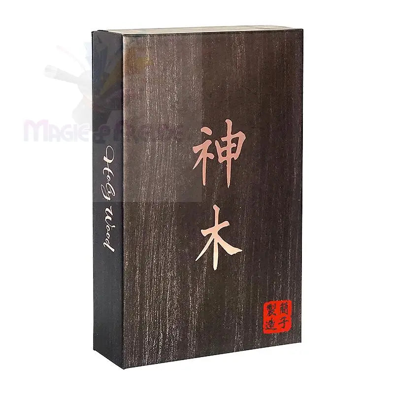 Dunkel gemusterte Holzschachtel mit roter und goldener Beschriftung.