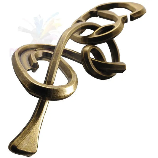 Ein antikes Metallpuzzle aus Messing zum Entwirren.