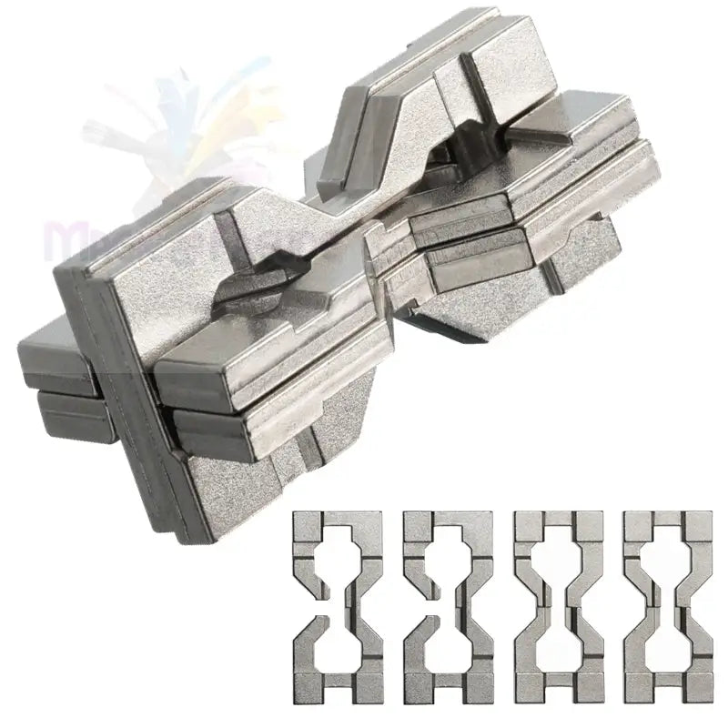 Ein zerlegtes, ineinander greifendes Metallpuzzle mit vier Einzelteilen, die unterhalb der zusammengesetzten Form angezeigt werden.