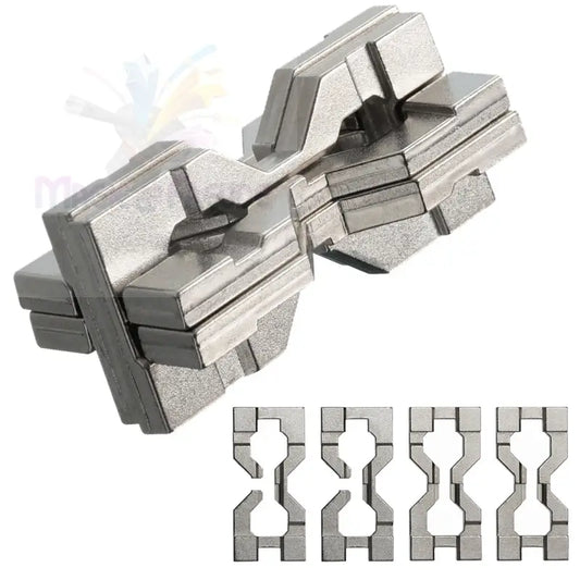 Ein zerlegtes, ineinander greifendes Metallpuzzle mit vier Einzelteilen, die unterhalb der zusammengesetzten Form angezeigt werden.