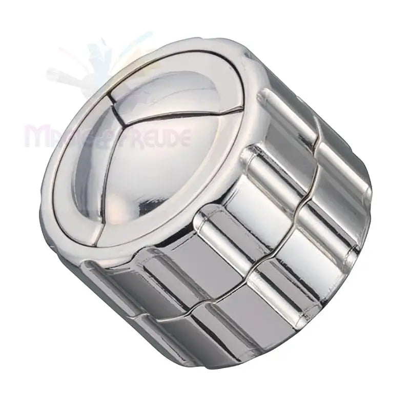 Ein glänzendes, silbernes Metallpuzzle mit einer kugelförmigen Vertiefung, die an einem Ende in drei Abschnitte unterteilt ist, und einer strukturierten, gerippten Außenseite.