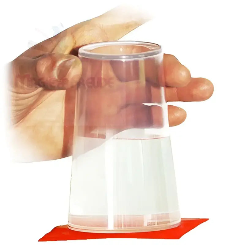 Eine Hand hält ein klares Trinkglas, das mit einer hellen Flüssigkeit gefüllt ist.