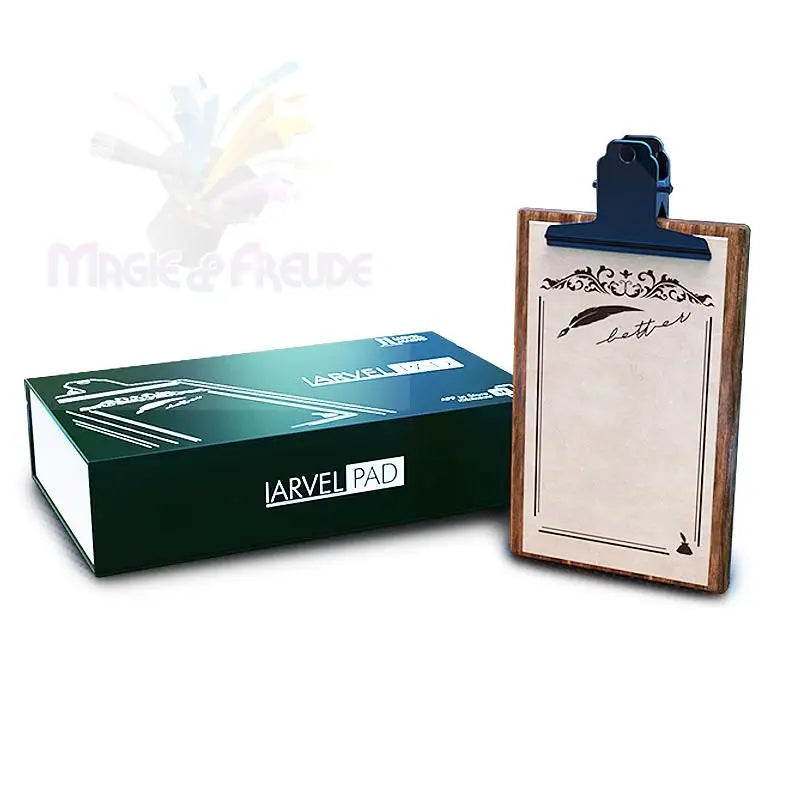 Eine dunkelgrüne Schachtel mit der Aufschrift ’JARVEL PAD’ mit einem hölzernen Klemmbrett, das ein dekoratives leeres Papier enthält.