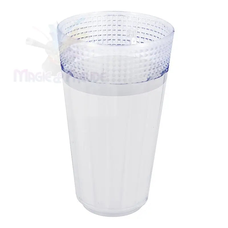 Ein klarer, strukturierter Kunststoffbecher, der mit Wasser gefüllt ist.
