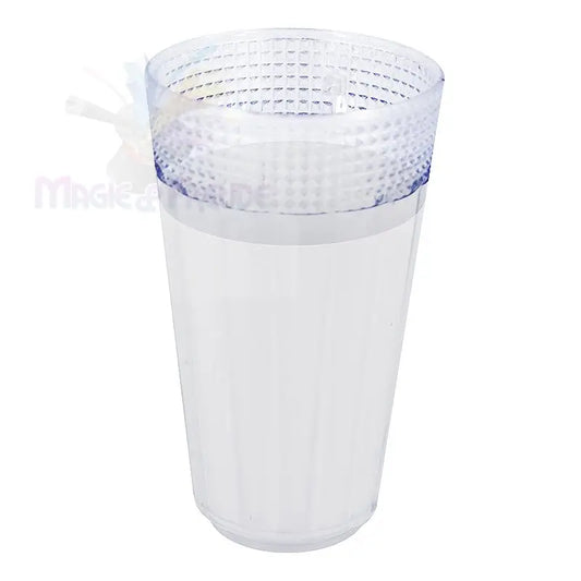 Ein klarer, strukturierter Kunststoffbecher, der mit Wasser gefüllt ist.