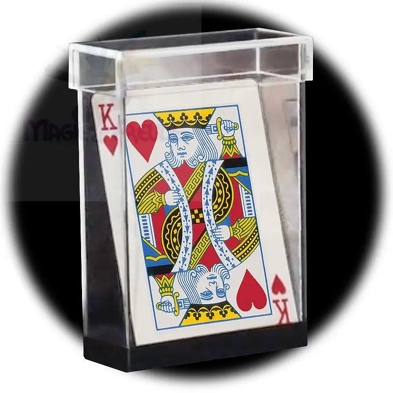 Ein durchsichtiges Spielkartenetui aus Acryl mit einer Herzkönig-Karte im Inneren.