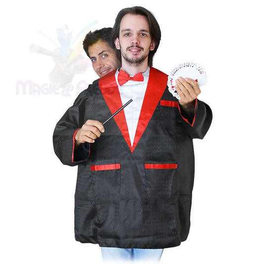 Ein schwarz-rotes Magierkostüm mit einer Zwei-Personen-Illusion.